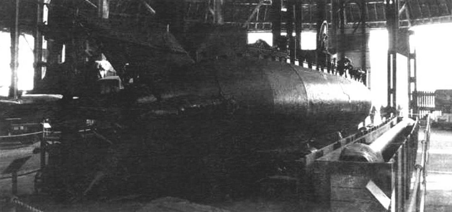 Вид с кормы на «Миджет» «ХЕ-8». В экспозиции филиала Имперского носиною музея в Хирт-Форлшире