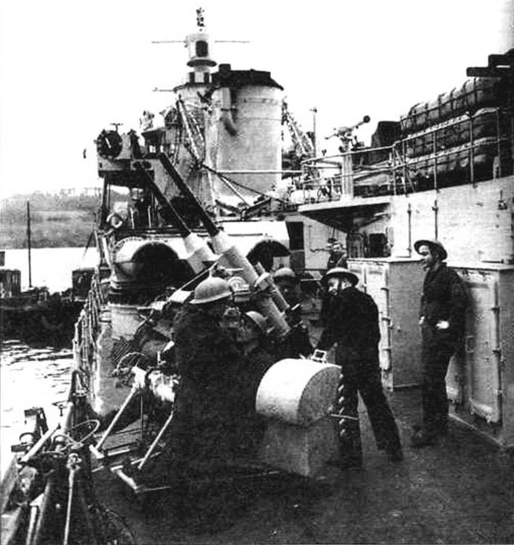 Зенитный автомат M1933 на палубе лидера «Ле Триомфан» (фото 1941 года)