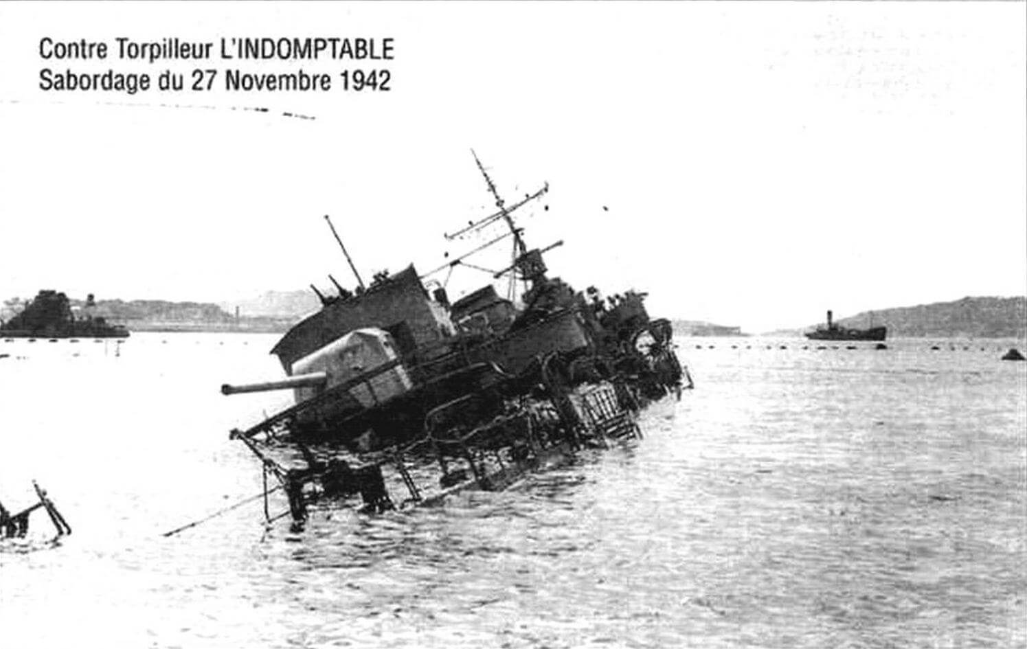 Лидер «Л’Эндомтабль», затопленный своим экипажем в Тулоне 27 ноября 1942 года. Впоследствии немцы подняли корабль и даже намеревались ввести его в состав своего флота, но безуспешно...