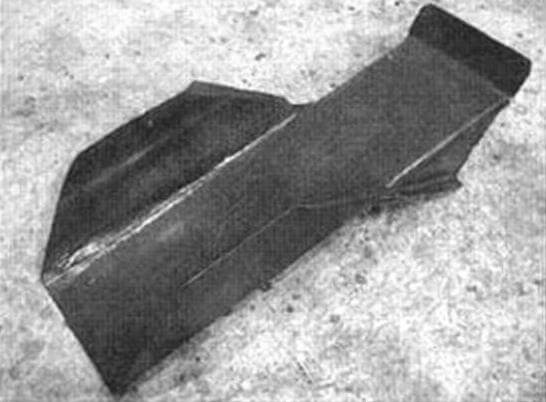 Лоток сборника стружки согнут из тонкой листовой стали