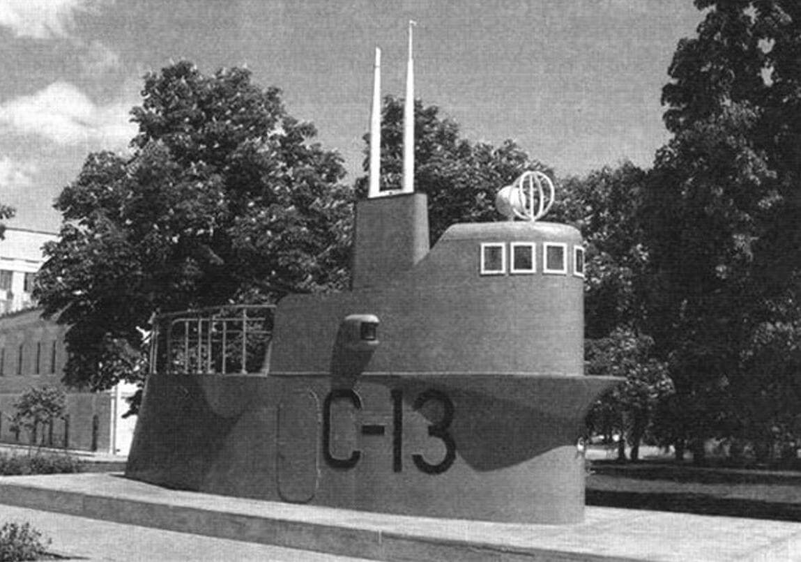 Рубка подводной лодки С-13 и ее 45-мм орудие в экспозиции нижегородского кремля