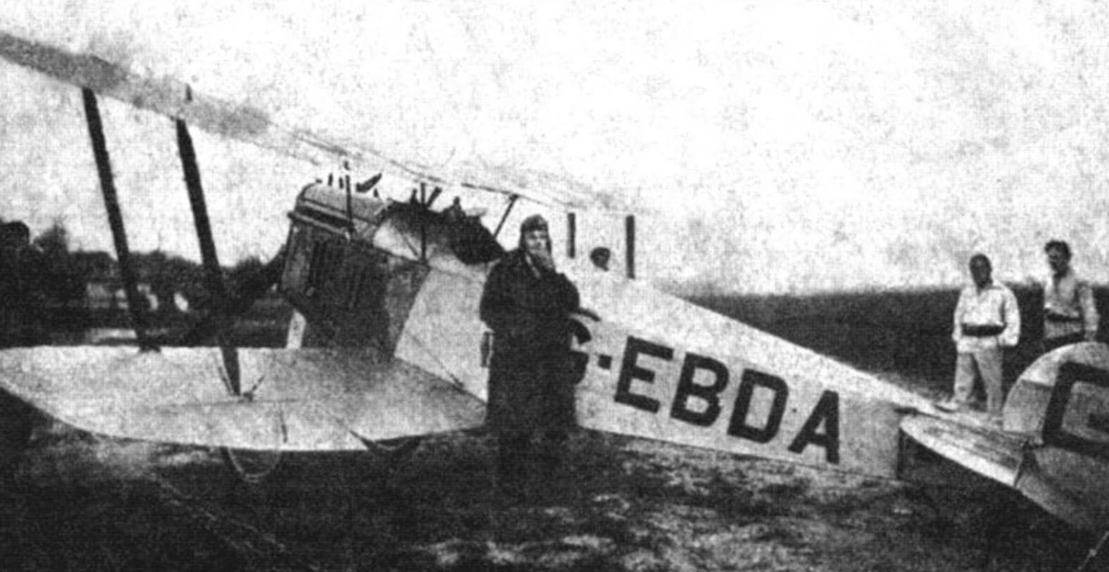 Летчик Гвайта возле своей английской авиетки после успешной посадки на Центральном аэродроме в Москве
