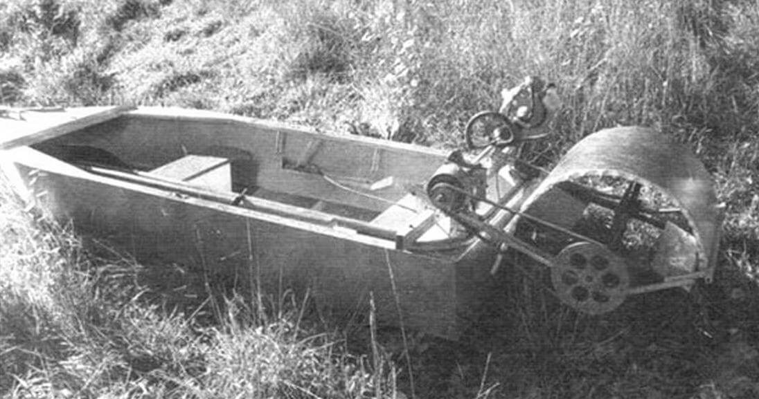 Самодельная конструкция из мотокосы с цепным приводом. Руль находится в носу лодки