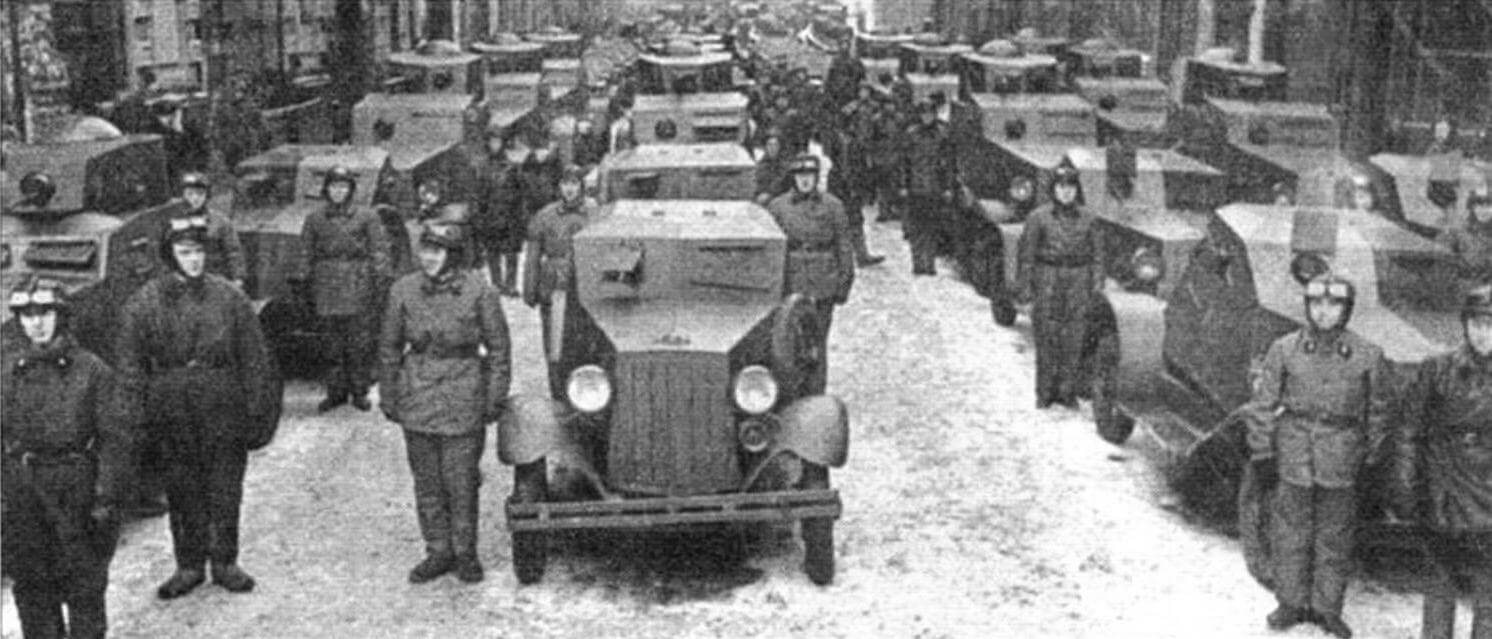 Бронеавтомобили перед парадом на Красной площади. На переднем плане - Д-8. Москва, 7 ноября 1934 года