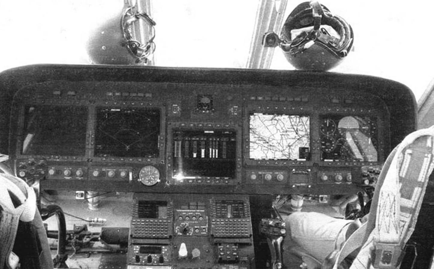 «Стеклянная» кабина пилотов с жидкокристаллическими индикаторами на приборной доске