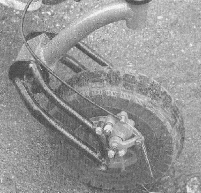 Тормоза дисковые с механическим тросовым приводом. Крылья колес не предусмотрены, хотя в сырую погоду лишними они не будут