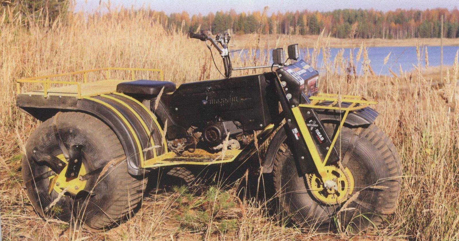 Трицикл «Шограш». На задних колесах установлены съемные гребные лонасги, использующиеся на воде и в болотах