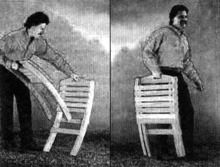 Слева: приведение кресла в рабочее положение занимает считанные секунды Справа: переноска кресла в собранном виде. Рамка сиденья вставлена сзади спинки и зафиксирована там, превращая конструкцию в «единый пакет», удобный для хранения