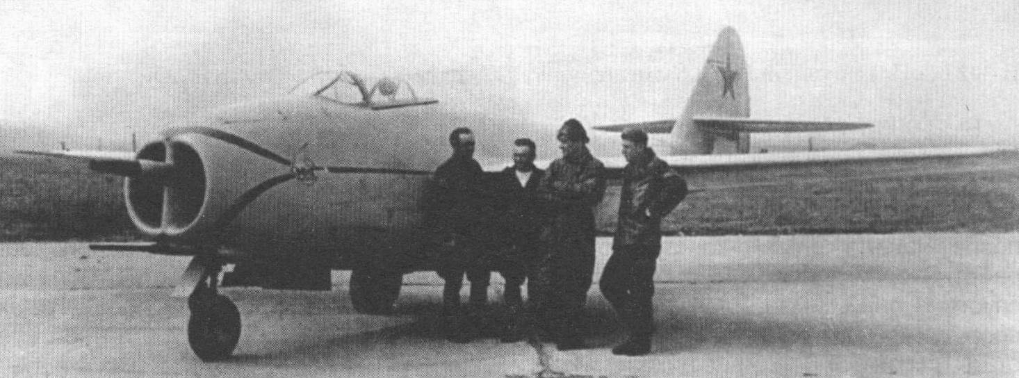 Летчик-испытатель ОКБ-155 А.Н. Гринчик (второй справа) среди участников испытаний самолета И-300