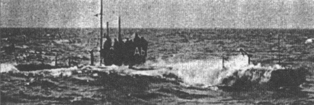 Подводная лодка «Абборен» (Швеция, 1917 г.): Строилась на верфи ВМС в Карлскроне. Тип конструкции - однокорпусный. Водоизмещение надводное/подводное 175/310 т. Размеры: длина 31,10 м, ширина 3,60 м, осадка 3,10 м. Глубина погружения - до 30 м. Двигатель: два дизеля, мощностью 920 л.с. + два электромотора, мощностью 280 л.с., скорость надводная/подводная 9,5/7,5 уз. Вооружение: два 450-мм торпедных аппарата в носу (четыре торпеды). Экипаж: 14 чел. В 1917 г. построены две единицы, «Абборен» и «Браксен». Обе исключены из списков ВМФ в 1937 г.