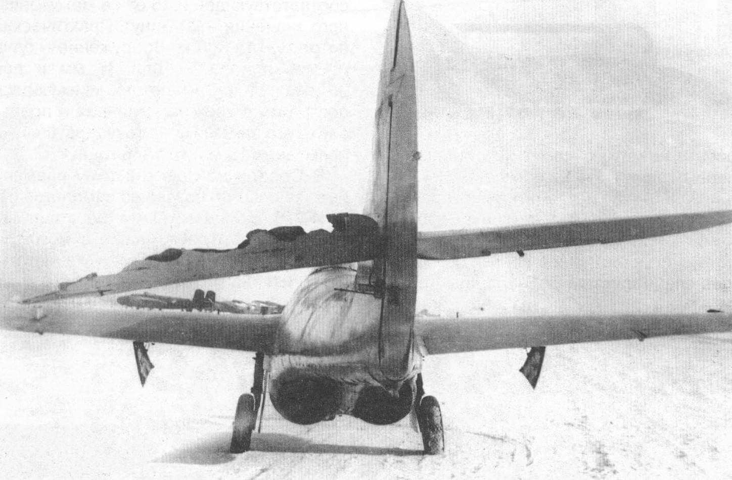 МиГ-9 после аварийной посадки летчика-испытателя НИИ ВВС Ю.А. Антипова