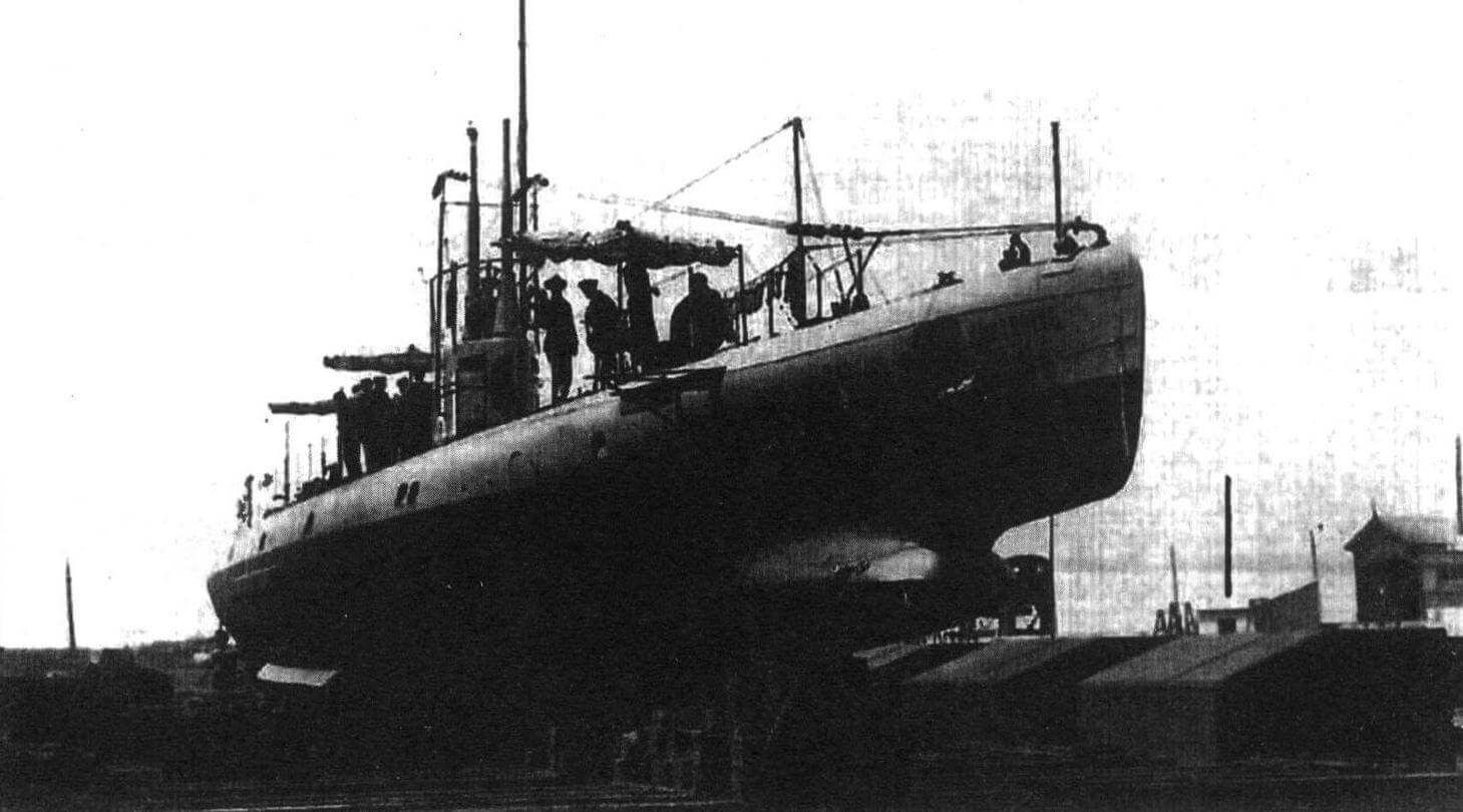 Подводная лодка «А-1» (Испания, 1917 г.) Строилась на верфи «ФИАТ - Сан-Джорджио» в Специи, Италия. Тип конструкции - однокорпусный. Водоизмещение надводное/подводное 260/320 т. Размеры: длина 46,63 м, ширина 4,22 м, осадка 3,40 м. Глубина погружения - до 45 м. Двигатель: два дизеля, мощность 700 л.с. + два электромотора, мощность 500 л.с., скорость надводная/подводная 12,5/8 уз. Вооружение: два 450-мм торпедных аппарата в носу (четыре торпеды), одно 75-мм орудие. Экипаж: 19 чел. В 1917 г. построены три единицы, «А-1» - «А-3». Все исключены из списков в 1930 - 1934 годах и сданы на слом.