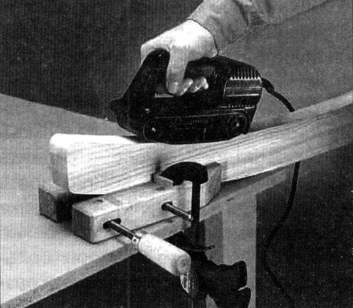 Использование шлифовальной машинки для обработки ножек