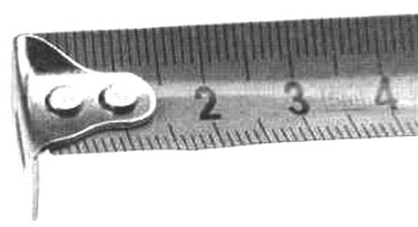 Обратите внимание, что мерная шкала рулетки начинается не от нуля, а с 1 миллиметра. Этим компенсируется толщина материала, из которого изготовлен зацеп
