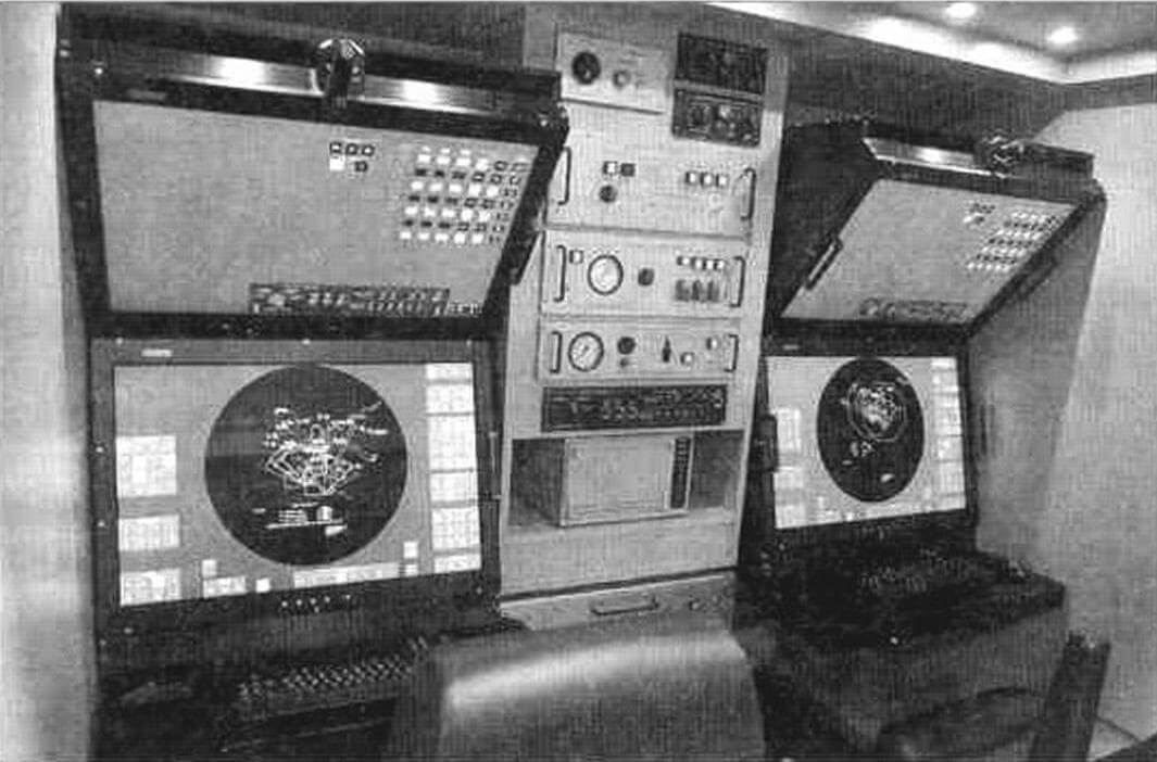 Последняя версия пультов операторов ЗРК «Пэтриот» получила два дополнительных жидкокристаллических экрана над мониторами отображения обстановки