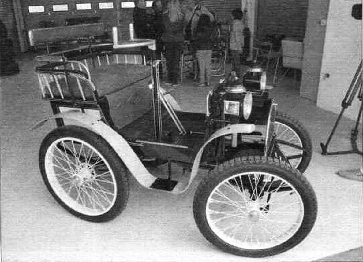VoituretteTypе А - одна из девяти точных копий первого автомобиля, построенного Луи Рено