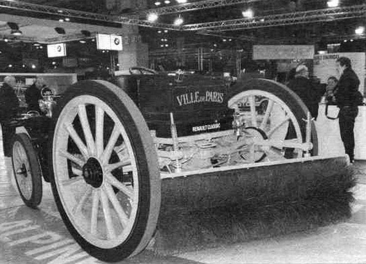 Эта подметальная машина построена на шасси Renault Туре DM 1913 года