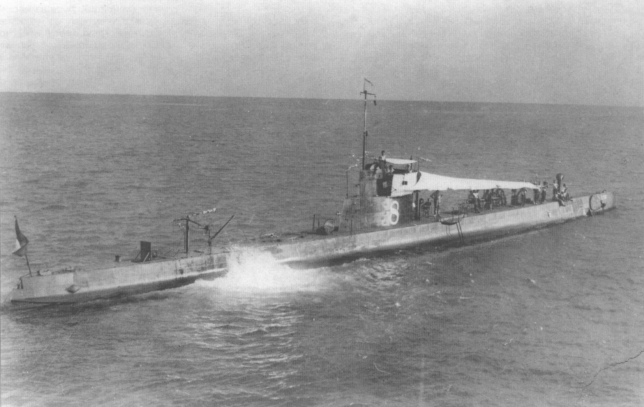 Подводная лодка «К-III» (Голландия, 1922 г.). Строилась на верфи «Де Шельде». Тип конструкции - полуторакорпусный. Водоизмещение надводное/подводное 575/710 т. Размеры: длина 64,1 м, ширина 5,6 м, осадка 3,6 м. Глубина погружения - до 40 м. Двигатель: два дизеля, мощность 1800 л.с. + один электромотор, мощность 630 л.с., скорость надводная/подводная 15/8 уз. Вооружение: четыре 450-мм торпедных аппарата (два в носу и два в корме, восемь торпед), одно 88-мм зенитное орудие, один 12,7-мм пулемет. Экипаж: 31 чел. В 1922-1923 годах построены три единицы, «К-VIII» - «К-Х». «К-Х» затоплена командой в Сурабайе в марте 1942 г., две других ушли в Австралию, где сданы на слом.