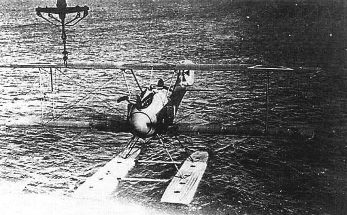 «Альбатрос» W.4 первой серии подходит под кран для подъема на берег, Боркум, 1917 г.