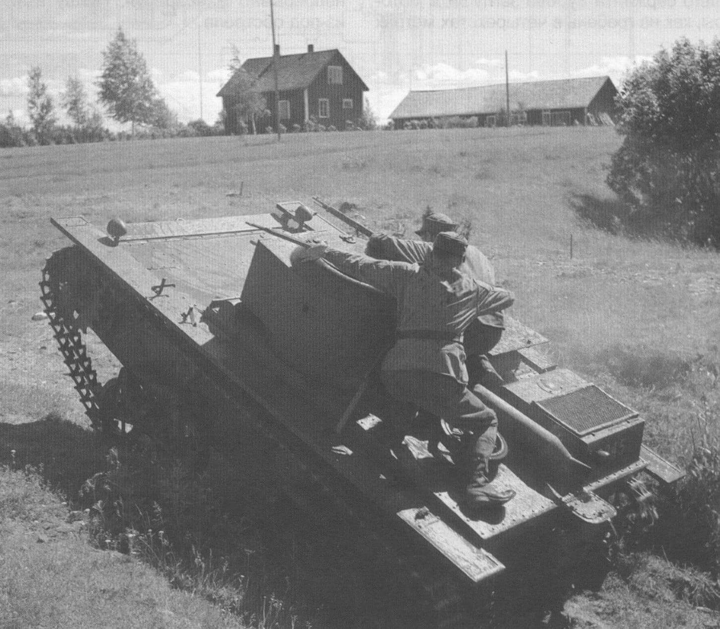 Т-38 преодолевает препятствие на маневрах финской армии