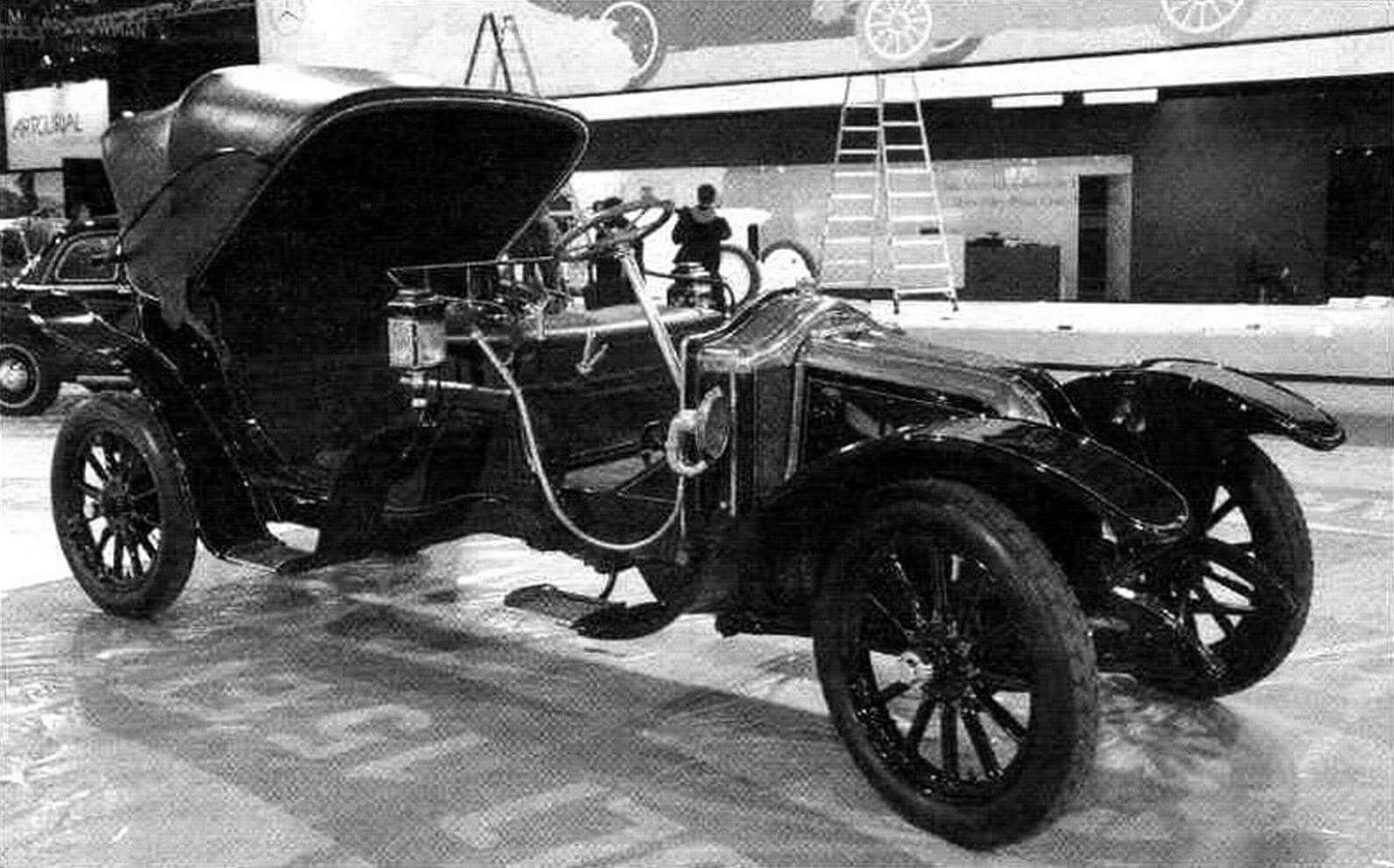 Уникальный Type DG с четырехцилиндровым двигателем обьемом 2612 см3 в кузове Victoria Kotschild был создан в 1913 году для египетского сановника