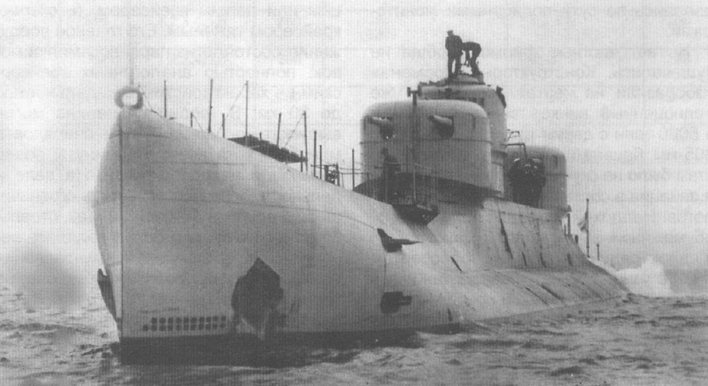 Подводная артиллерийская лодка Х-1 (Англия, 1925 г.) Строилась на госверфи ВМС в Чатэме. Тип конструкции-двухкорпусный. Водоизмещение стандартное/надводное/подводное 2425/3050/3600 т. Размеры: максимальная длина - 110,8 м, ширина - 9,08 м, осадка - 4,8 м. Глубина погружения - до 100 м. Двигатель: четыре дизеля мощностью 8600 л.с. + два электромотора мощностью 2400 л.с., скорость надводная/подводная - 20/9 уз. Вооружение: шесть 533-мм аппаратов в носу (12 торпед), четыре 132-мм орудия, два пулемета. Экипаж: 109 чел. Построена одна единица, выведена в резерв в 1930-м, сдана на слом в 1936 году.