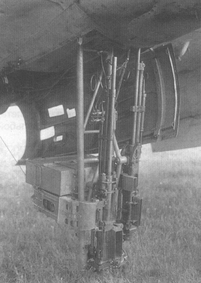 Подфюзеляжная стрелковая установка самолета Пе-3бис с двумя пулеметами УБК в опушенном положении
