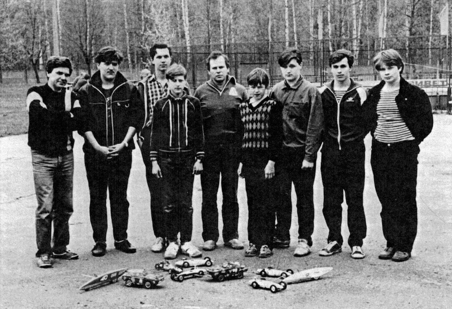 Молодые моделисты Ижорского завода, тренер - А.А. Медведев (в центре)
