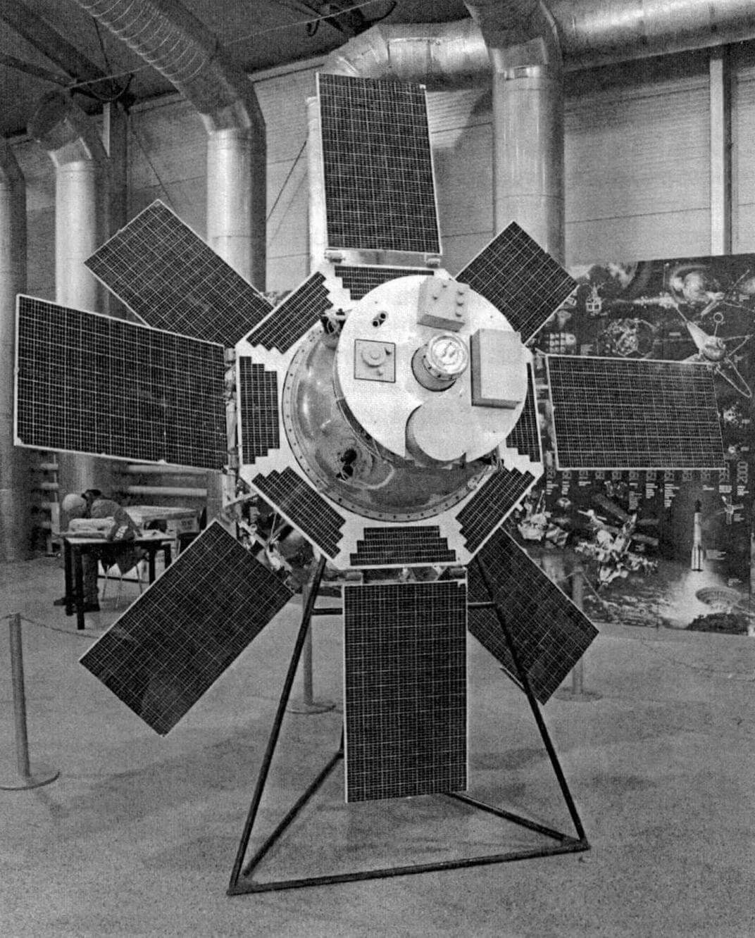 Макет спутника «Интеркосмос - 1», запущенного в 1969 году, в масштабе 1:1
