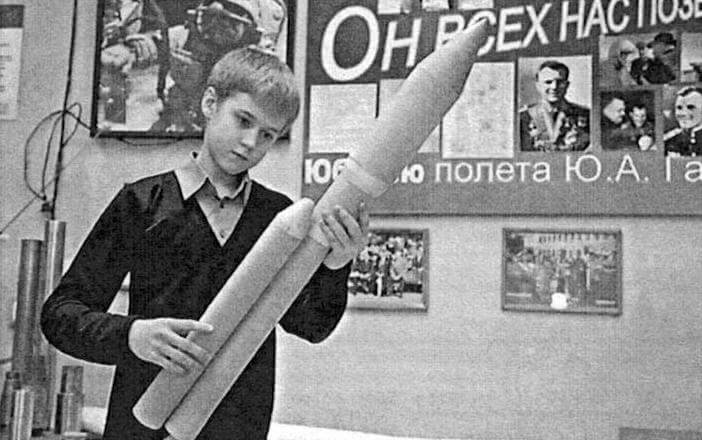 Кирилл Можаев в процессе сборки модели ракеты-носителя «Ангара-А5»