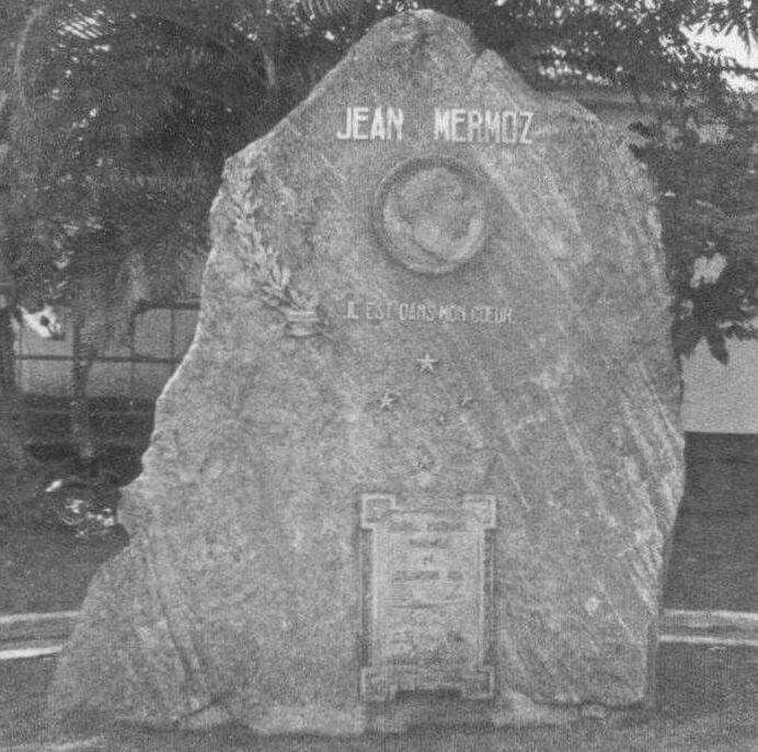 Мемориальная плита Жану Мермозу - другу писателя Сент Экзюпери, совершавшему почтовые авиарейсы в Бразилию и пропавшему над Южным Атлантическим океаном. Надпись по-французски гласит: «Он в моем сердце»
