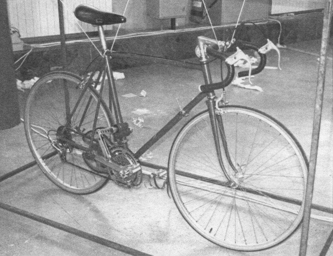 Андрей Мятиев показал велосипед без... привычного педального привода. На нем катаются, переступая ногами