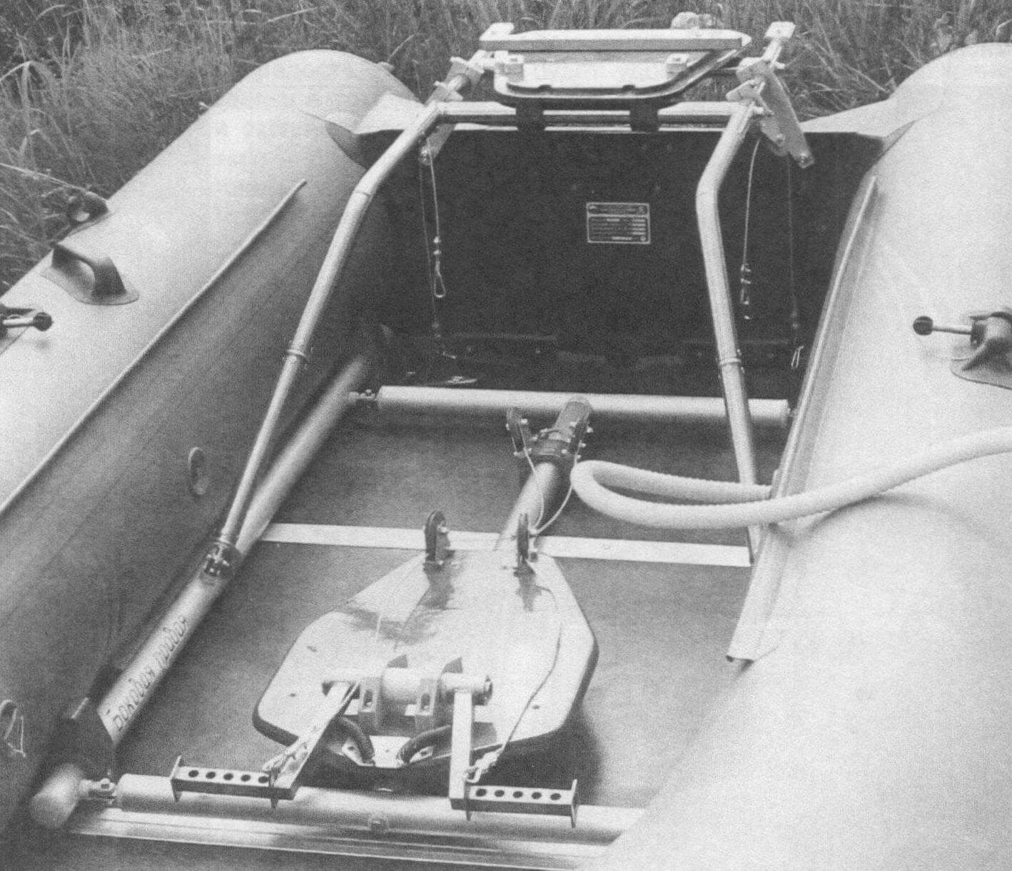 Для установки парамотора на надувную лодку понадобилось изготовить две рамы: нижнюю - из труб Д16Т, верхнюю - стальную