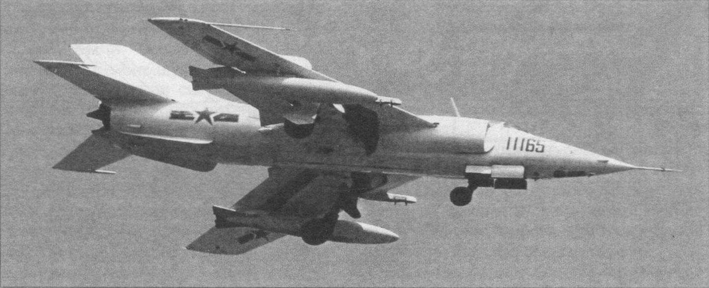 Самолет Q-5-1A с подвесными баками и узлами подвески самонаводящихся ракет