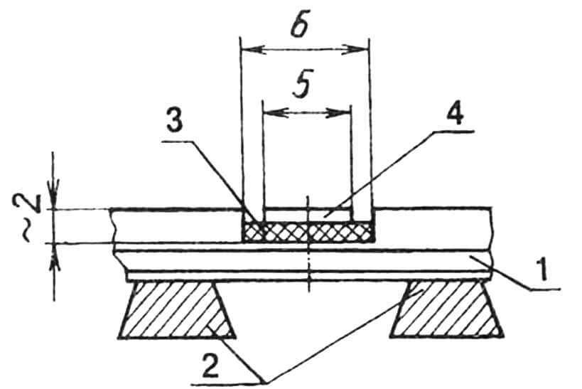 Конструкция педали переключения сигнальных фонарей: 1 — рельс с сигнальным пропилом; 2 — шпалы; 3 — изолятор; 4 — пластина сигнальная.