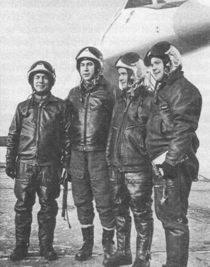 Экипаж испытателей возле первого опытного образца Ту-144