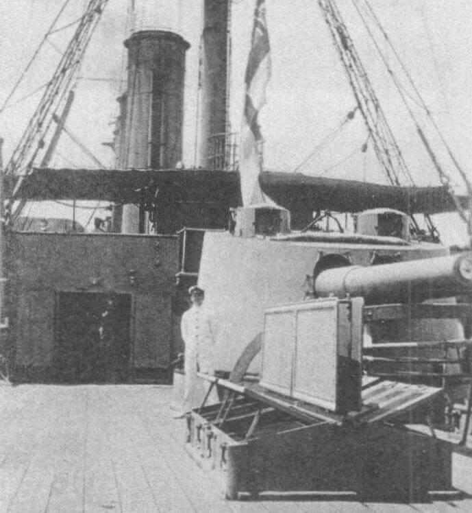 Вид на кормовую надстройку и 6-дюймовую башню крейсера «Кент»