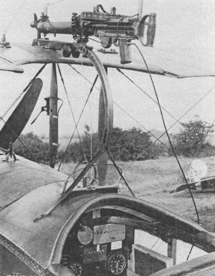 Пулемет «Льюис» на верхнем крыле самолета Авро 504D