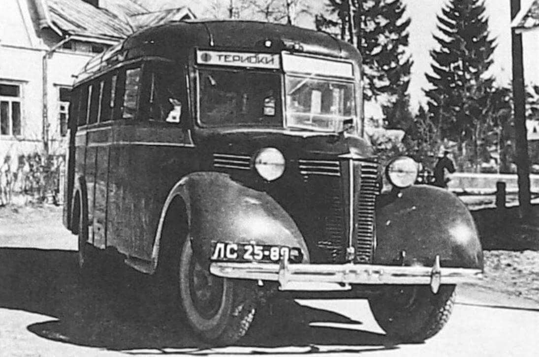 Автобус ЗИС-16 в пос. Куоккала (Репино), 1941 год (фото Р. Мазелена, предоставлено Е. Нифашевым)
