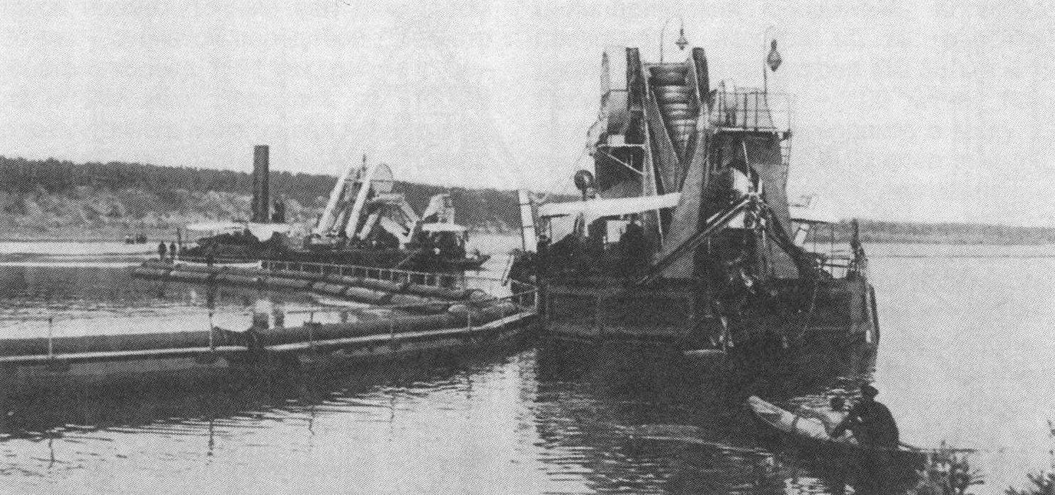 Приемочные освидетельствования дноуглубительных снарядов «Камская-4» и «Камская-5» (фото внизу) на реке Кама в 1912 году