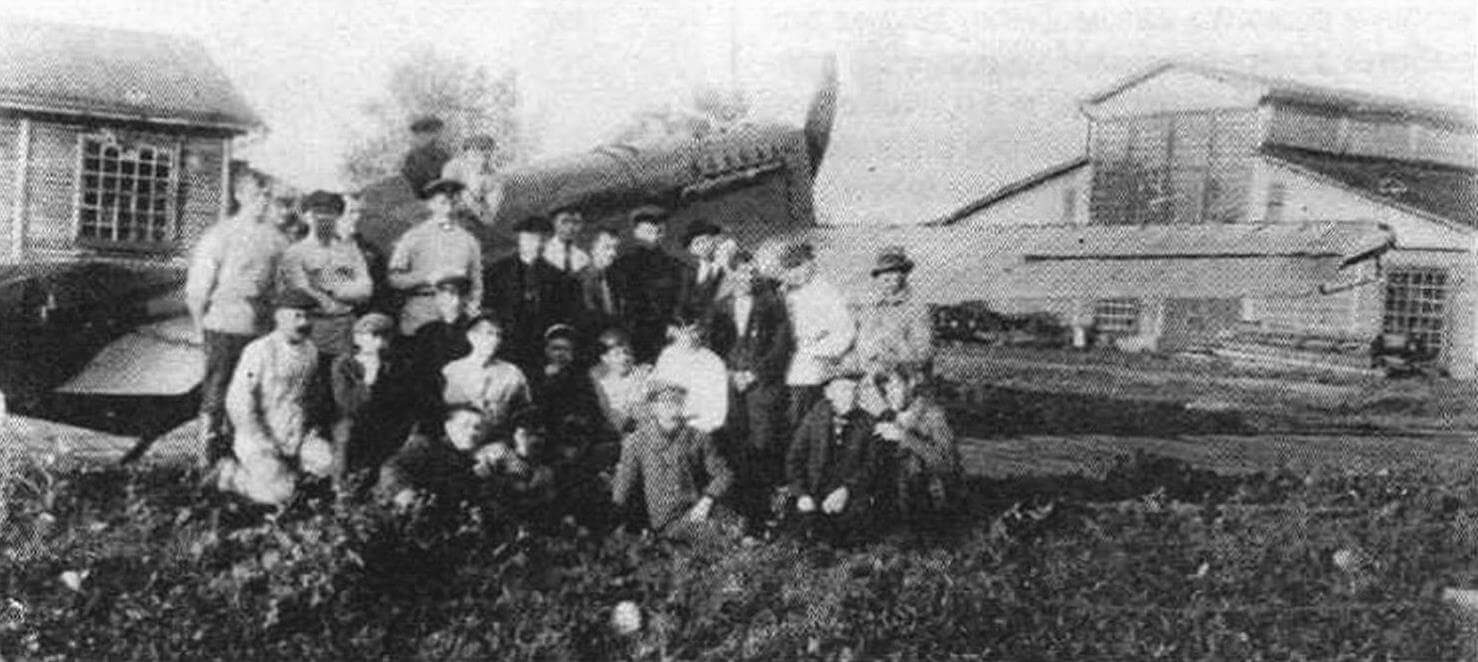 Первый экземпляр опытного истребителя ИЛ-400 и команда его создателей летом 1923 года