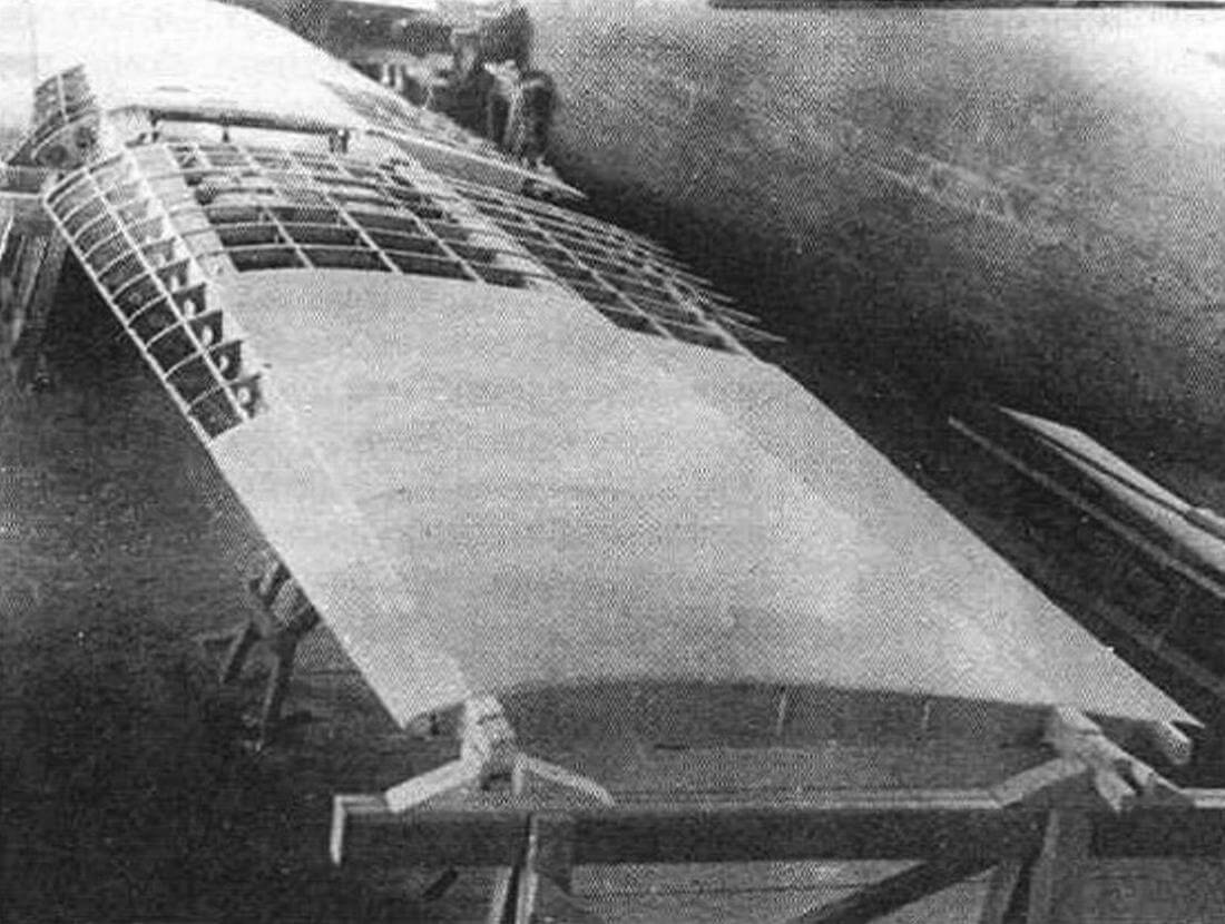 Крыло ИЛ-3 в процессе установки фанерной обшивки