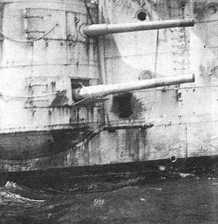 Одна из пробоин в небронированном борту крейсера «Кент», полученная во время боя с германским легким крейсером «Нюрнберг»