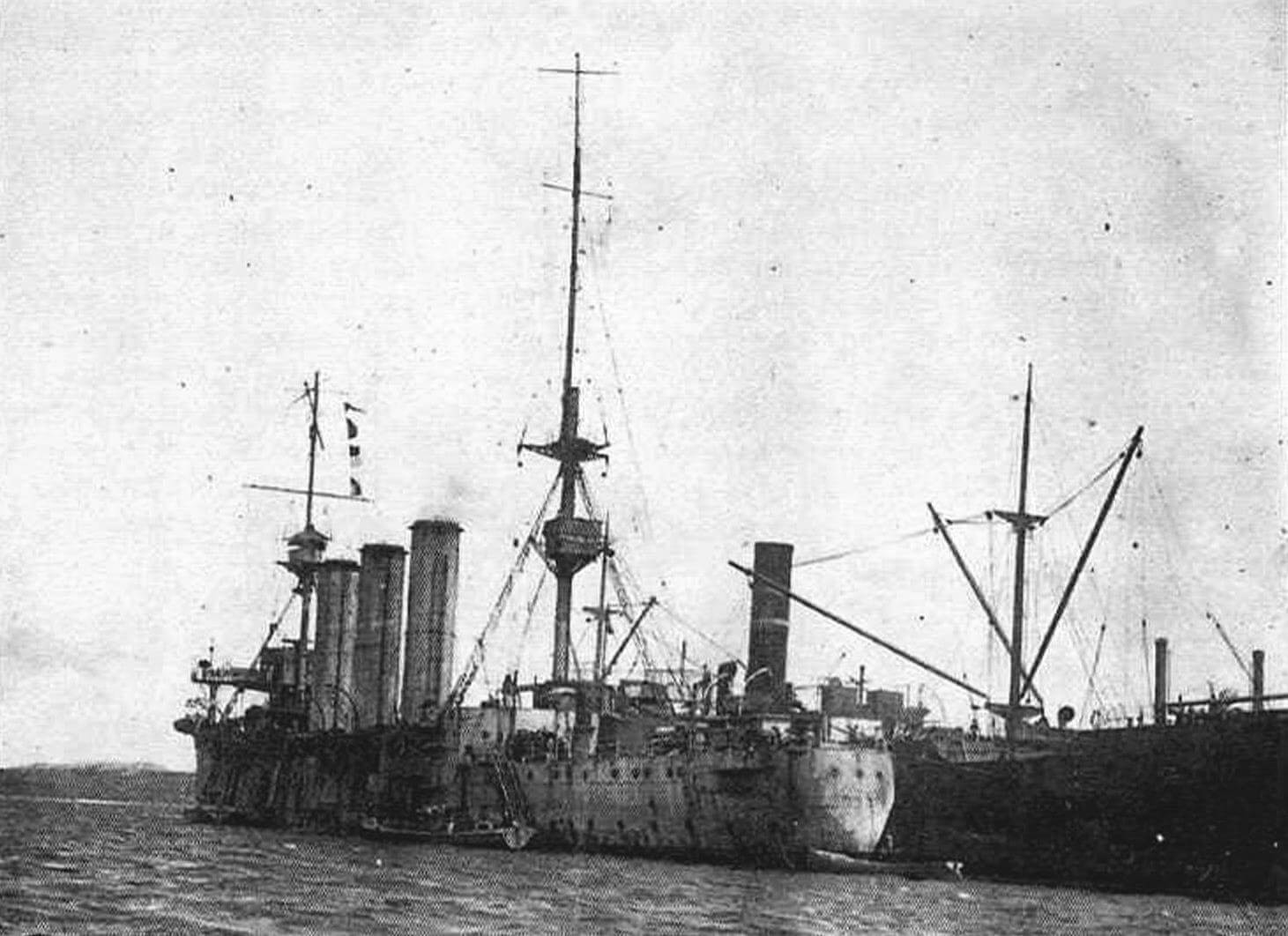 Погрузка топлива на крейсер «Кент» на икорной стоянке с угольщика, 1914 год