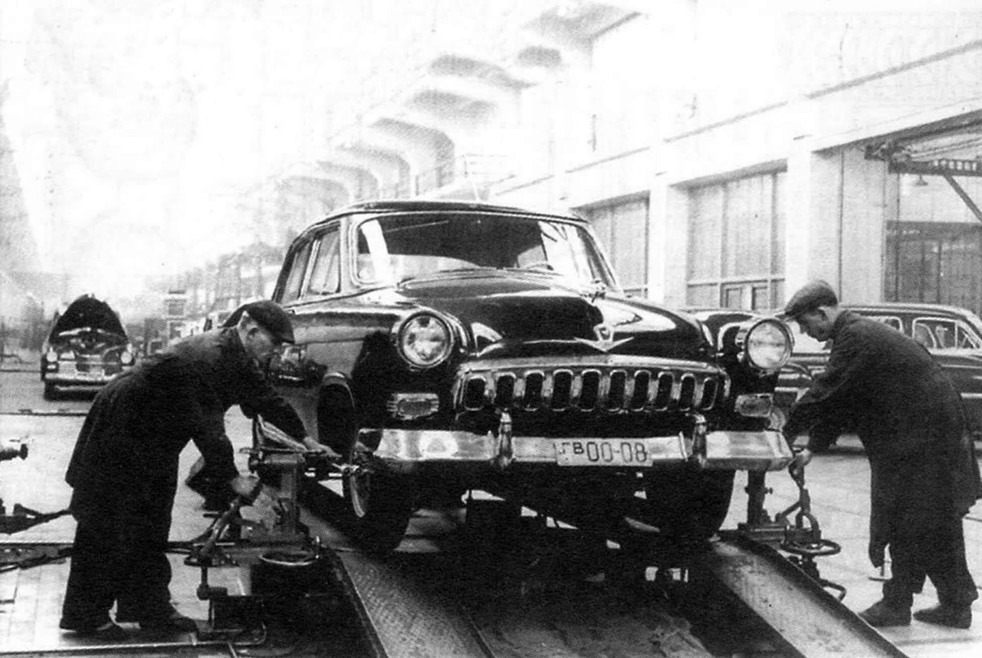Сборка на Горьковском автозаводе опытного образца автомобиля М-21 "Волга". Март 1953 г.