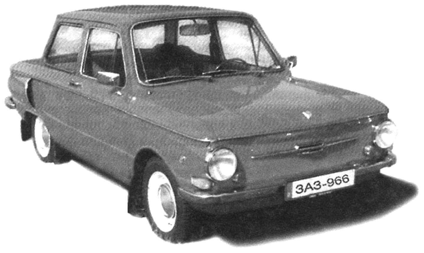 ЗАЗ-966 выпуска 1968 года, прозванный "Ушастым" из-за боковых воздухозаборников, представлял собой классический двухдверный четырехместный седан