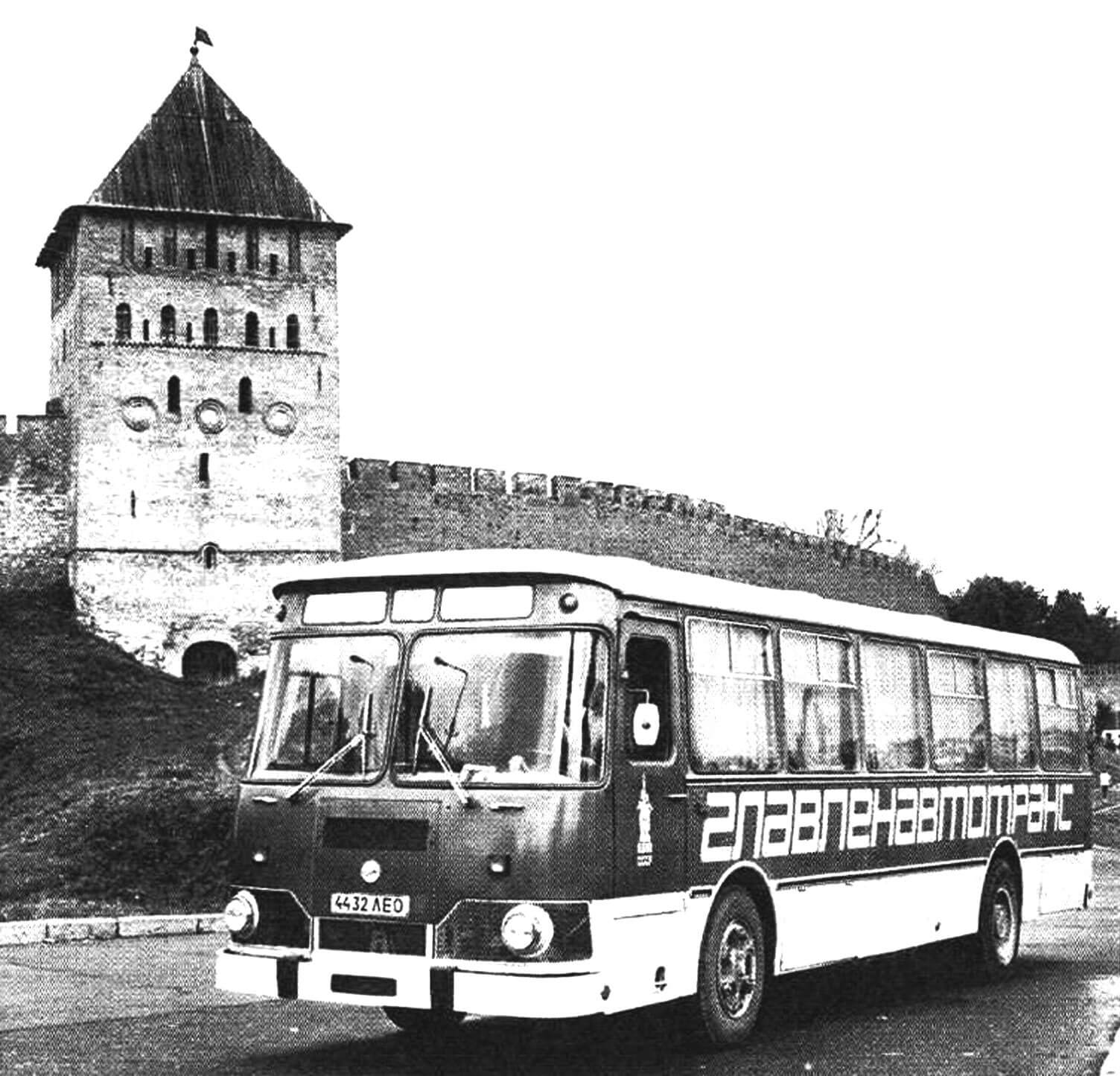 Автобус ЛиАЗ-677М у Иваногородской крепости. Середина 1980-х годов