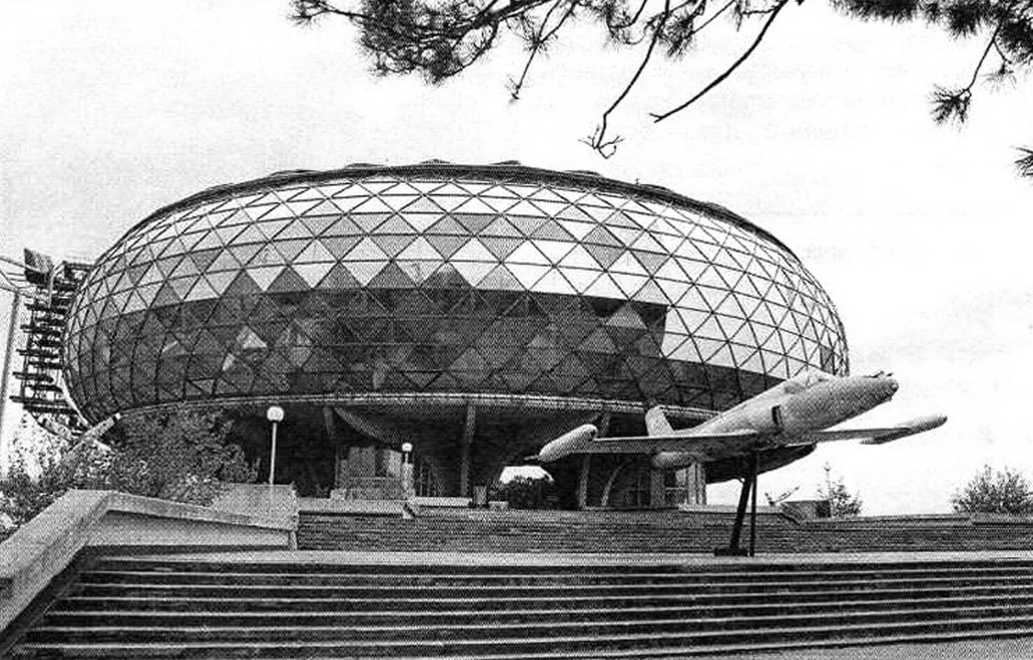 Здание авиационного музея в Белграде отличается оригинальной архитектурой