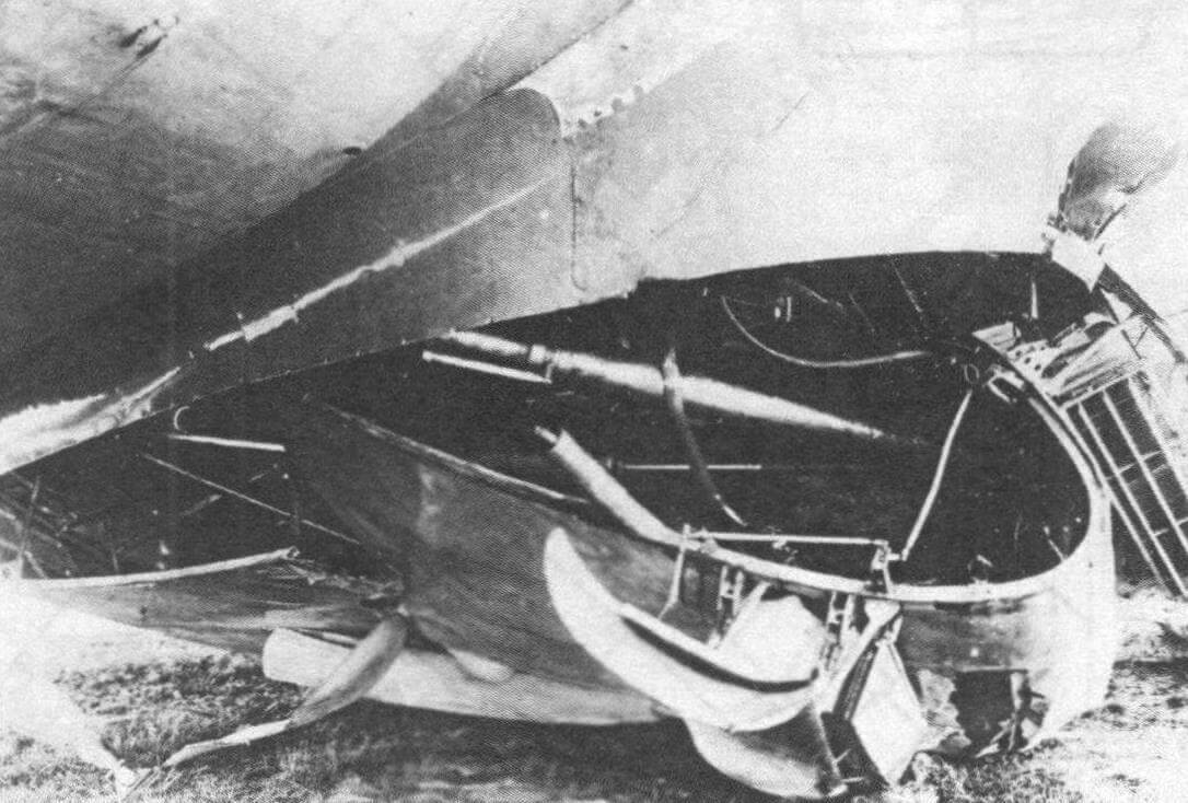 Разрушенная левая опора шасси (авария 21 мая 1936 года)