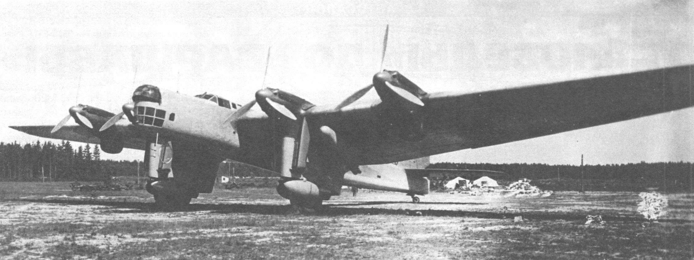 Опытный образец ДБА после установки моторов М-34ФРН. Во время испытания химического вооружения на нем подвесили выливные приборы ВАП-500 (сентябрь 1936 года)